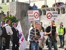 Píznivci Dlnické strany sociální spravedlnosti na demonstraci v Teplicích...