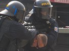 Ukázka zásahu poádkové policie proti chuligánm ve vlaku na Dnech NATO v...
