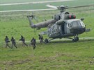 Výsadek przkumník z vrtulníku na Dnech NATO v Ostrav