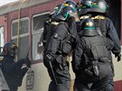 Zásah poádkové policie proti chuligánm ve vlaku na Dnech NATO v Ostrav