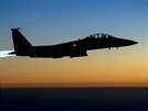 Americké stíhací letouny F-15E Strike Eagle se vrací z náletu na pozice...