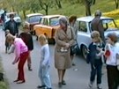 Automobily východonmeckých uprchlík na Malé Stran v Praze. (1989)
