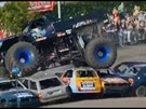Monster truck vjel do divák a zabíjel. (28. záí 2014)