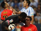 Lionel Messi z Barcelony (vpravo) kleí na trávníki a rozmlouvá s brankáem...
