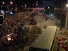 Policie ve stetech s demonstranty v Hongkongu nasadila slzný plyn a dlbuchy....