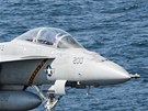 Americký letoun F/A-18F pistává na palub letadlové lodi USS Heorge H. W. Bush...
