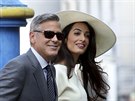 George Clooney a Amal Alamuddinová pi píchodu na radnici v Benátkách, kde...