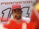 POZORN SLEDUJÍCÍ. Fernando Alonso ped  kvalifikací na Velkou cenu Singapuru. 