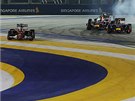 MIMO TRA. Fernando Alonso se po startu Velké ceny Singapuru ocitl mimo tra. 