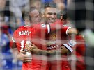 HVZDY V OBJETÍ. Robin van Persie a Wayne Rooney se radují z gólu Manchesteru