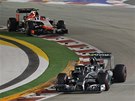 NA CHVOSTU. Nico Rosberg v závru startovního pole následovaný Maxem Chiltonem