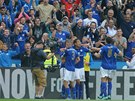 EXTÁZE. Fotbalisté Leicesteru slaví s fanouky senzaní obrat proti Manchesteru