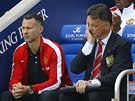 OTESENÍ. Trenér Manchesteru Louis van Gaal a jeho asistent Ryan Giggs po