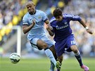 Vincent Kompany (vlevo) z Manchesteru City a Diego Costa z Chelsea bojují o