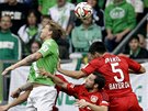 Nicklas Bendtner z Wolfsburgu (vlevo) pehlavikoval Emira Spahie a Gonzala