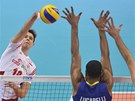 Polský volejbalista Mariusz Wlazly útoí ve finále MS proti brazilskému...