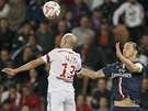 Zlatan Ibrahimovic z Paris St. Germain (vpravo) v hlavikovém souboji s