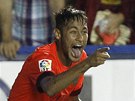 Neymar z Barcelony slaví gól proti Levante. 