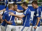Fotbalisté Schalke 04 se radují ze vsteleného gólu.