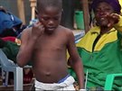 Jedenáctiletý Mamadee fascinoval lékae v ebolovém centru ve mst Foja v...
