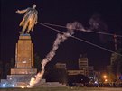 Lidé ve východoukrajinském Charkov v nedli 28. záí 2014 strhli sochu...