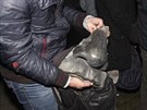 Jeden z demonstrant ukazuje torzo ze strené sochy V.I.Lenina v Charkov.