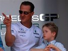 Michael Schumacher se svým synem Mickem na fotografii z roku 2010.