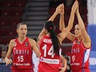 Srbské basketbalistky Jovana Radová, Ana Daboviová a Saa adová (zleva) slaví...