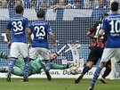 NEDOSÁHL. Gólman Schalke Ralf Faehrmann inkasuje, branku stílí Alexander Meier...