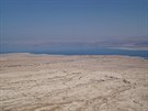 Vyprahlá Negevská poušť - i zde se běhají závody. V pozadí Jordánsko