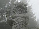 Socha slovanského boha Radegasta stojí kousek pod vrcholem Radhot 1129 m n.m.