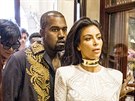 Kanye West a Kim Kardashianová picházejí na pehlídku Balmain (Paí, 25. záí...