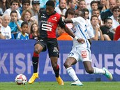 Steven Moreira (vlevo) z Rennes si brn m ped Giannellim Imbulou z...