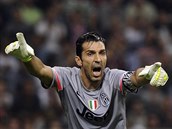 Brank Juventusu Gianluigi Buffon v utkn s AC Miln