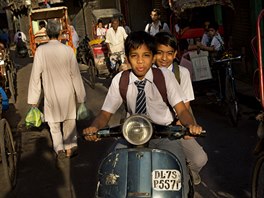 MOTORKÁI. Dva koláci se ítí ulicemi staré tvrti Nového Dillí. Pelidnná a...