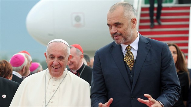 Pape Frantiek s albnskm premirem Edi Ramou na letiti Marie Terezy v hlavnm mst Albnie Tiran.  (21. z 2014)