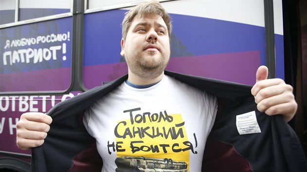 Topol se sankc neboj. Vlasteneck triko, kter obyvatel Moskvy mohou zskat vmnou za triko s npisem v cizm jazyce (23. z 2014)