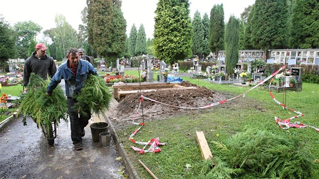 Po vkendovch lijcch hrobnci upravovali okol vykopanho hrobu jet pr hodin ped pohbem.