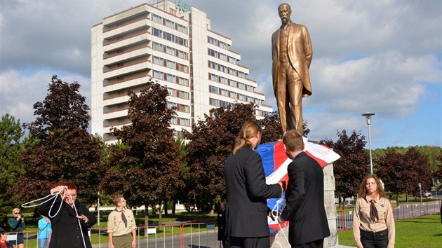 Masarykova socha se v Most odhalovala u potet. Prvn zniili nacist, druhou komunist.