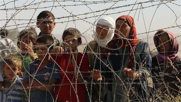Kurdt uprchlci na hranicch Srie s Tureckem (21. z 2014).
