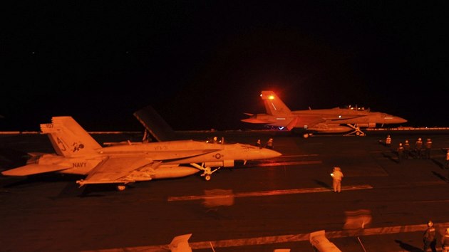Americk sthaky startuj z letadlov lod v Perskm zlivu, budou bombardovat pozice Islmskho sttu v Srii (23. z 2014).