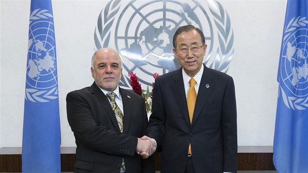 Irácký premiér Hajdar Abádí spolu s generálním tajemníkem OSN Banem Ki-moonem v centru OSN v New Yorku (25. září 2014).