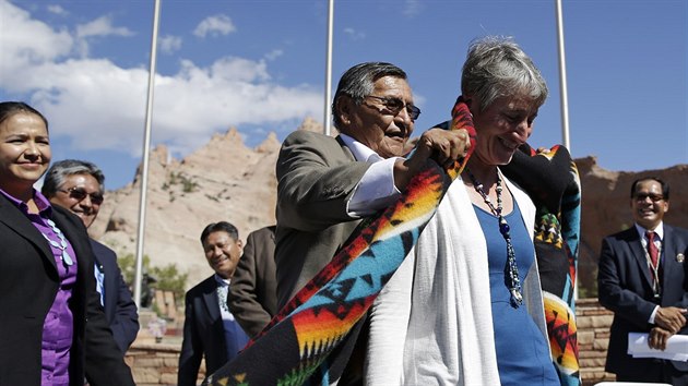 Prezident kmene Navaho Ben Shelly dv deku na ramena ministryn vnitra USA Sally Jewellov na ceremonii, kde podepsali dohodu o vyrovnn (26. z 2014).