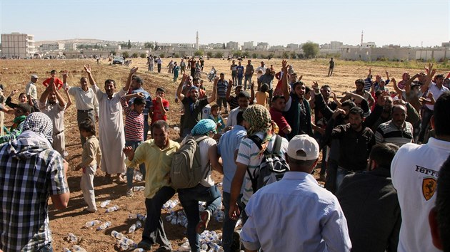 Turet a syrt Kurdov slav na hranicch, podailo se jim pejt pes ostnat drt (26. z 2014).