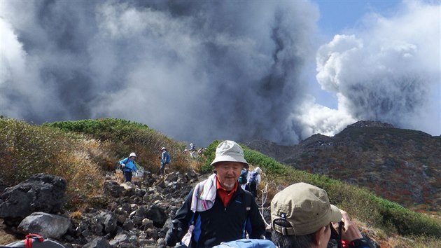 Výletníci sestupují ze sopky Ontake, která vybuchla v centrálním Japonsku (27. září 2014).