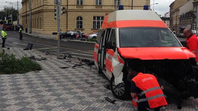 Pi nehod sanitky a volkswagenu nedaleko Karlova nmst v Praze byli zranni idi a idika(23.9.2014)