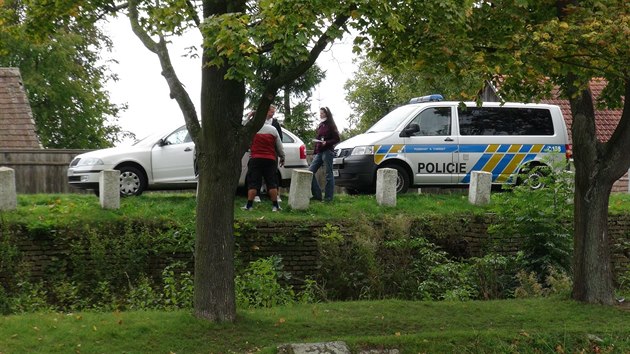 Policist vyetuj mrt mue, kter se v obci Oskonek na Nymbursku nevrtil z hospody dom (23.9.2014)