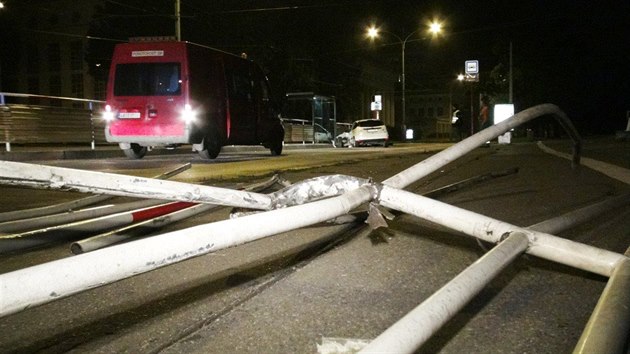 idika pod vlivem drog ujdla v kradenm aut, na Podolskm nbe narazila do zbradl(24.9.2014)