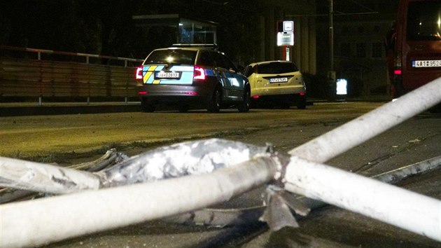 idika pod vlivem drog ujdla v kradenm aut, na Podolskm nbe narazila do zbradl(24.9.2014)