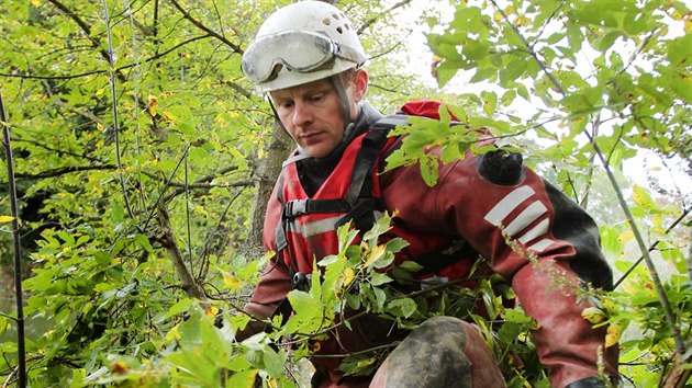 V Bulharech na Břeclavsku naopak hasiči ve svazích, u kterých hrozí sesuv půdy, prořezávají stromy. Jejich práci komplikuje těžký terén.
